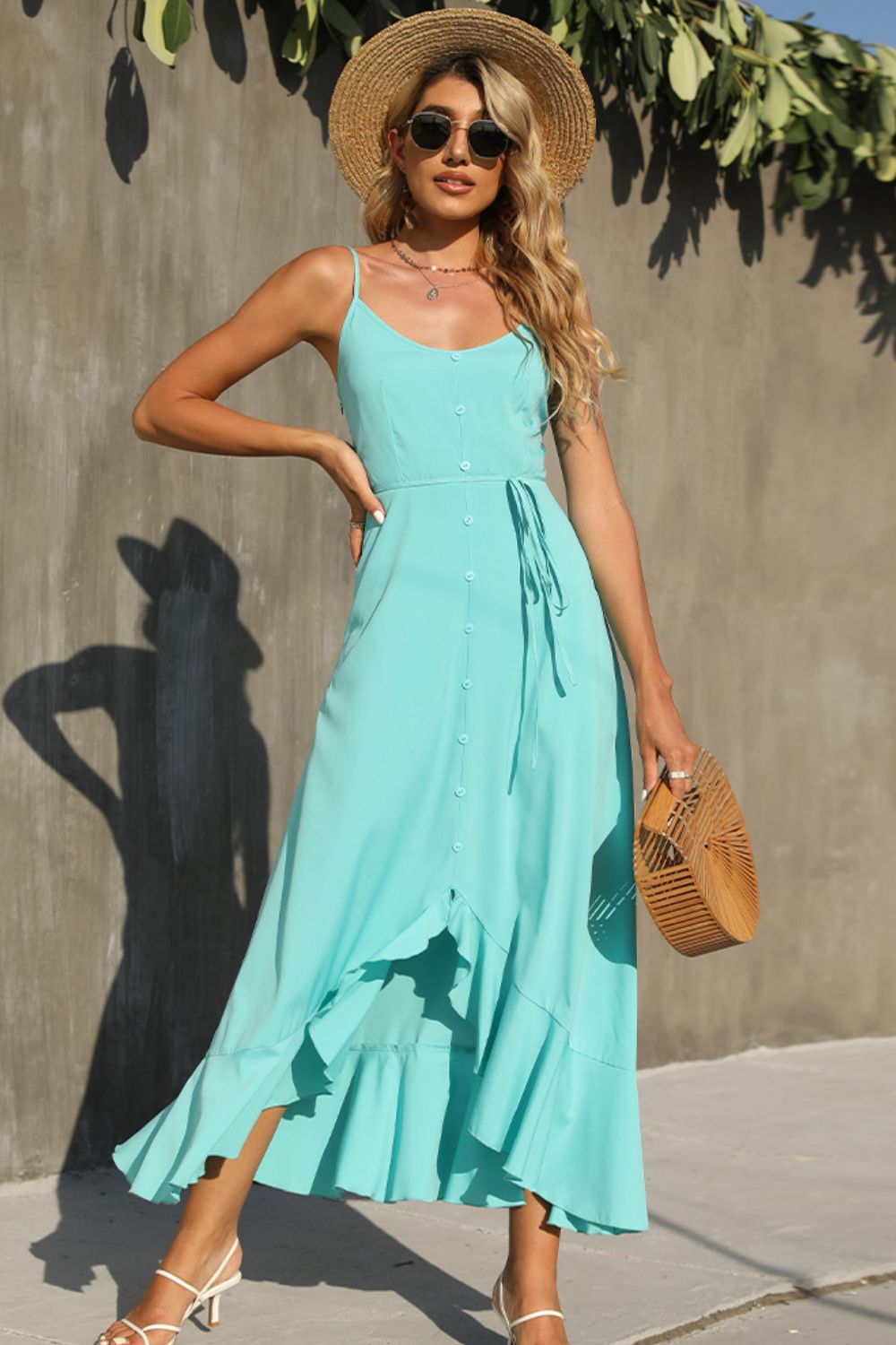 Vestido con botones decorativos, tirantes finos y dobladillo con volantes