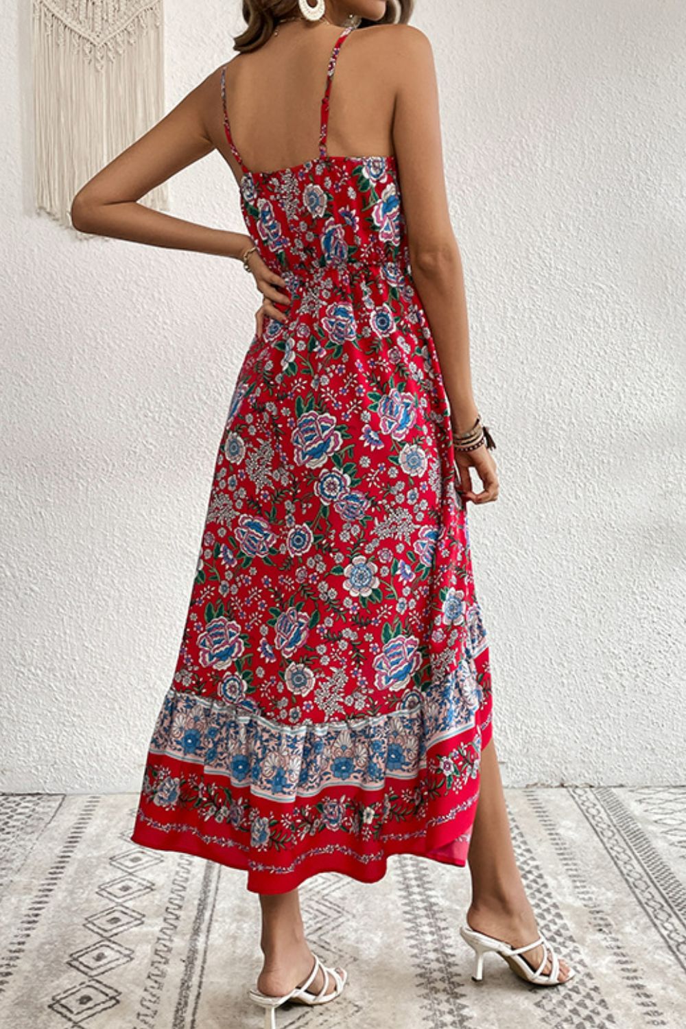 Vestido bohemio con tirantes finos y botones decorativos