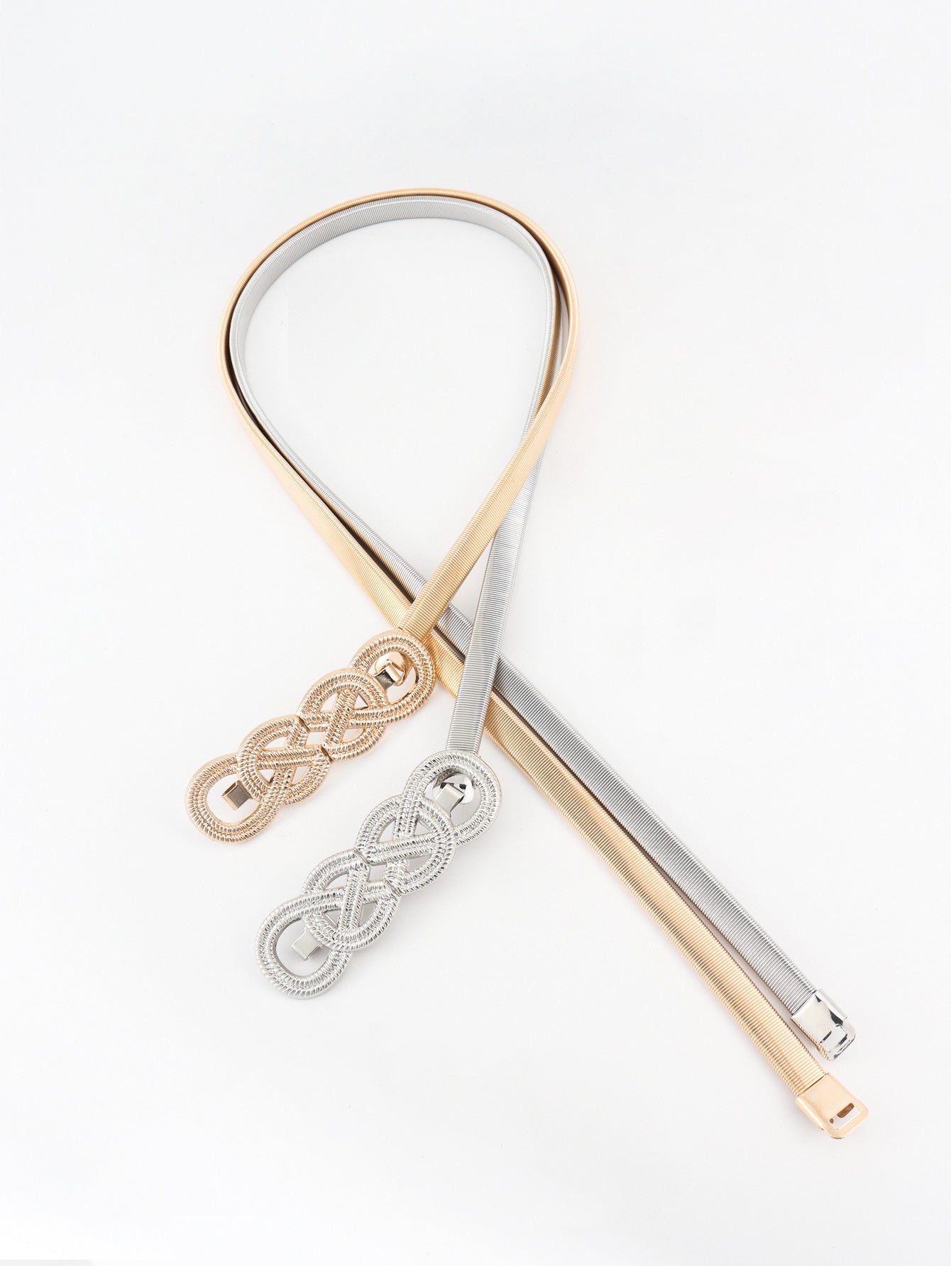 Cinturón de metal con hebilla de nudo