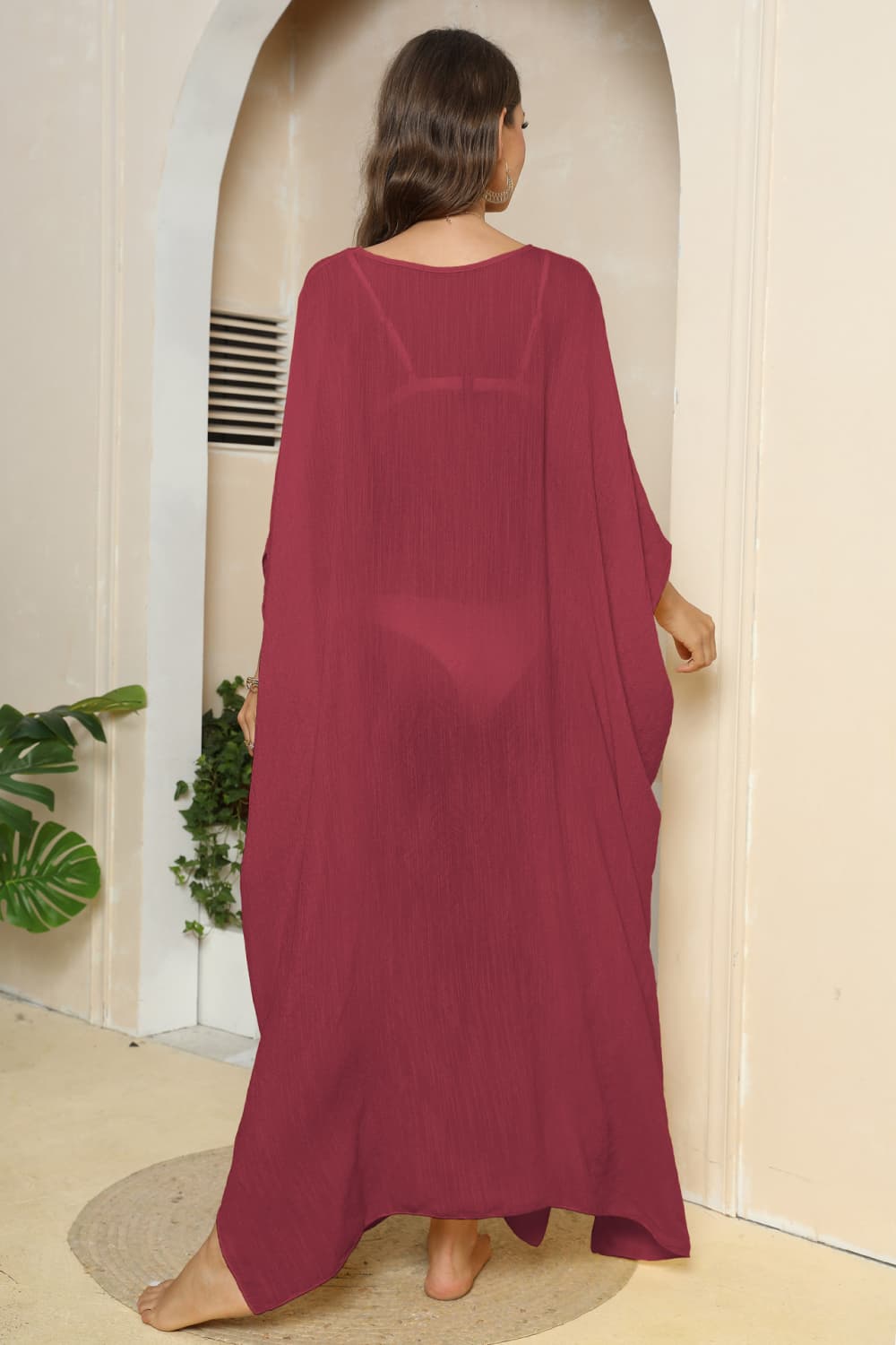 Vestido playero con cuello en V y mangas tres cuartos