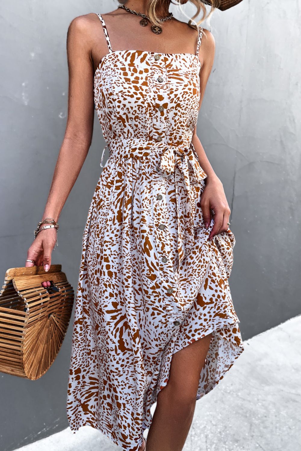 Vestido con cinturón y botones decorativos con tirantes finos estampados