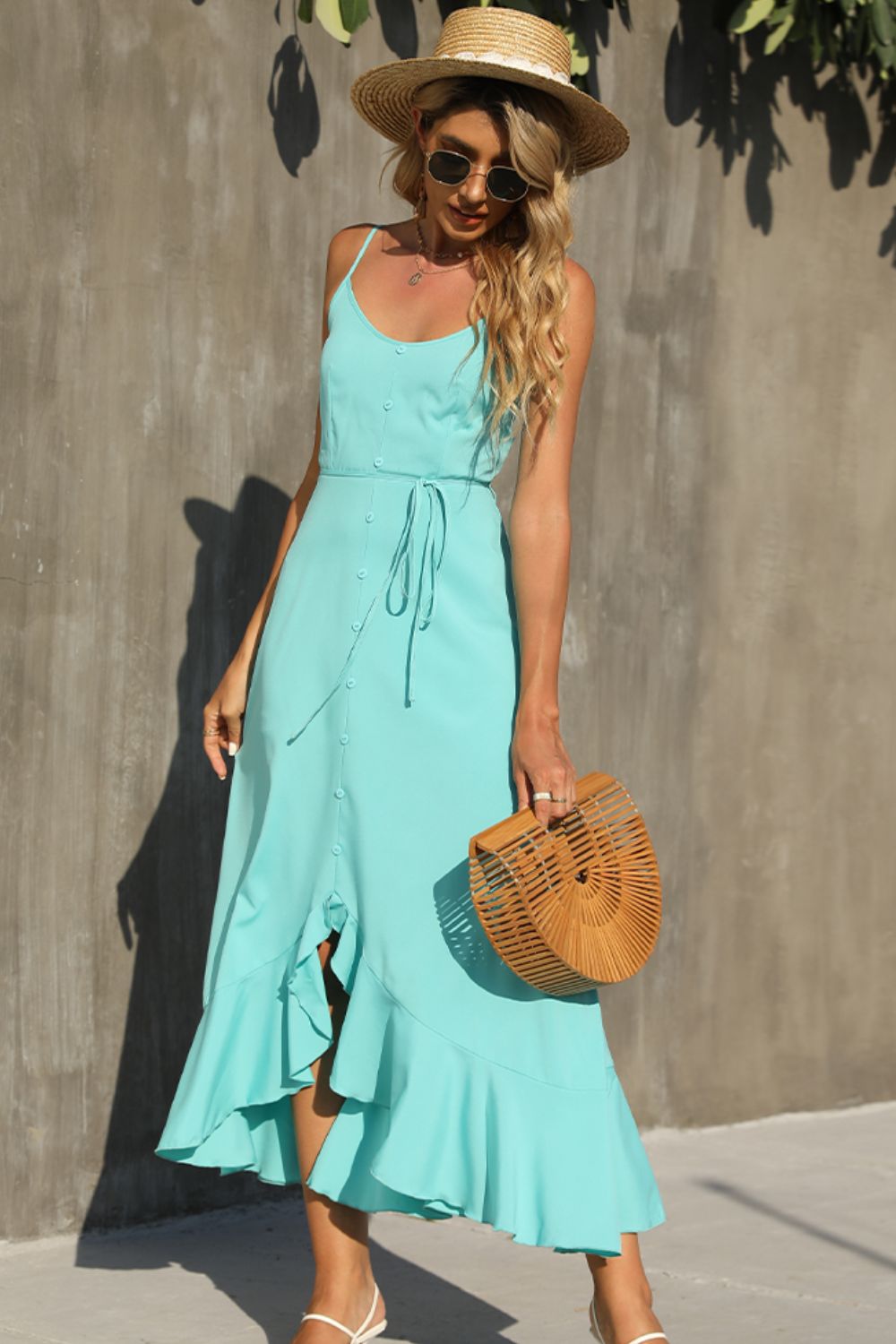 Vestido con botones decorativos, tirantes finos y dobladillo con volantes