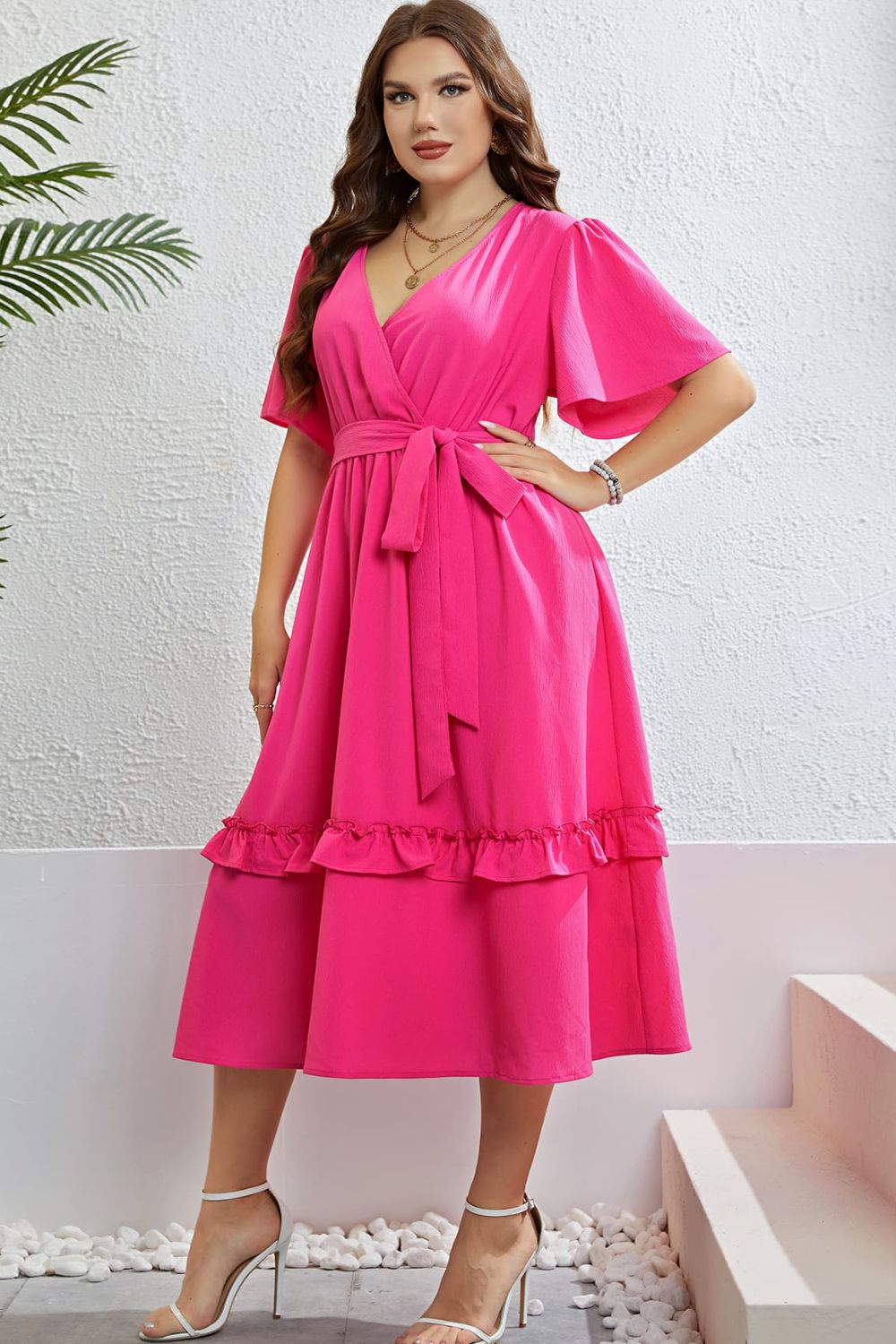 Vestido con mangas acampanadas y ribete de volantes con cinturón