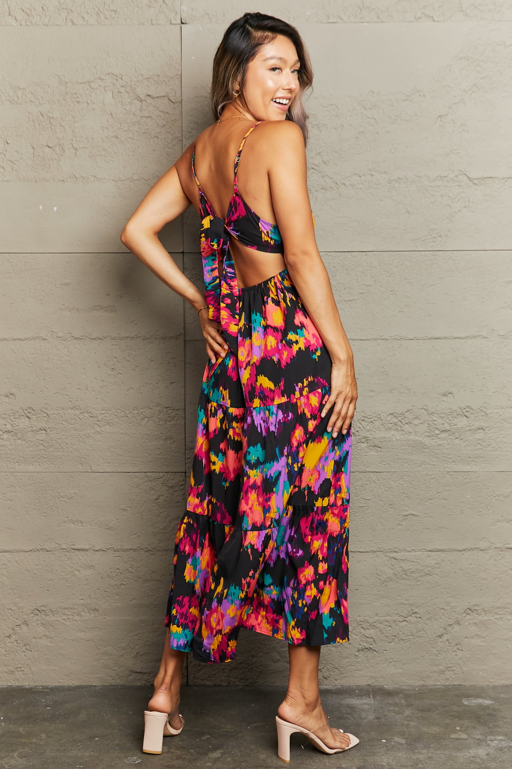 Vestido de compromiso con tirantes finos y aberturas en capas