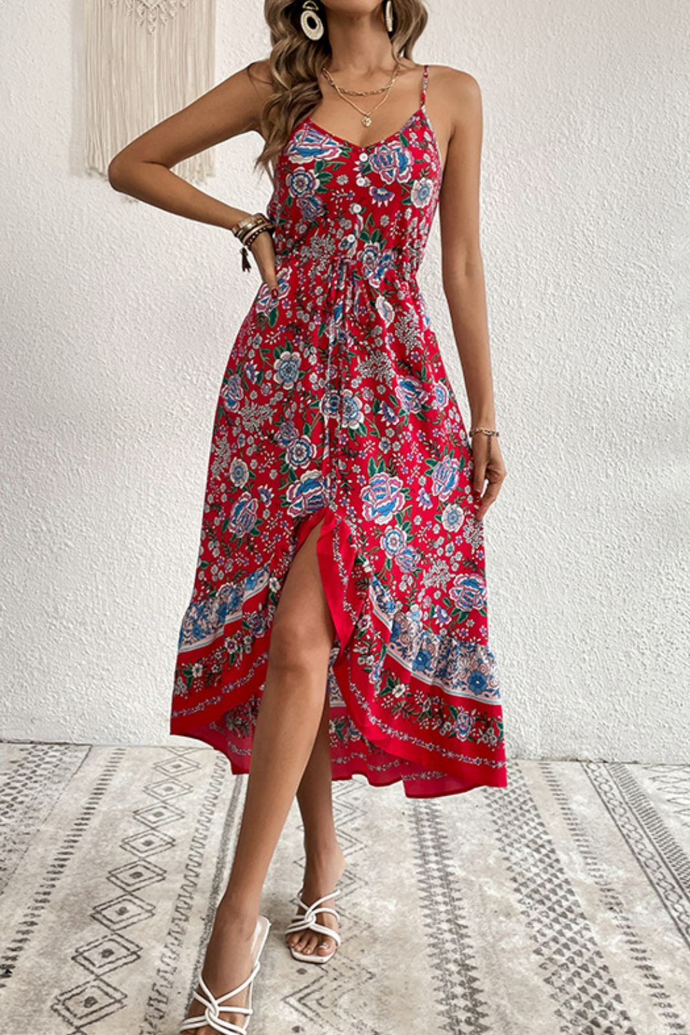 Vestido bohemio con tirantes finos y botones decorativos