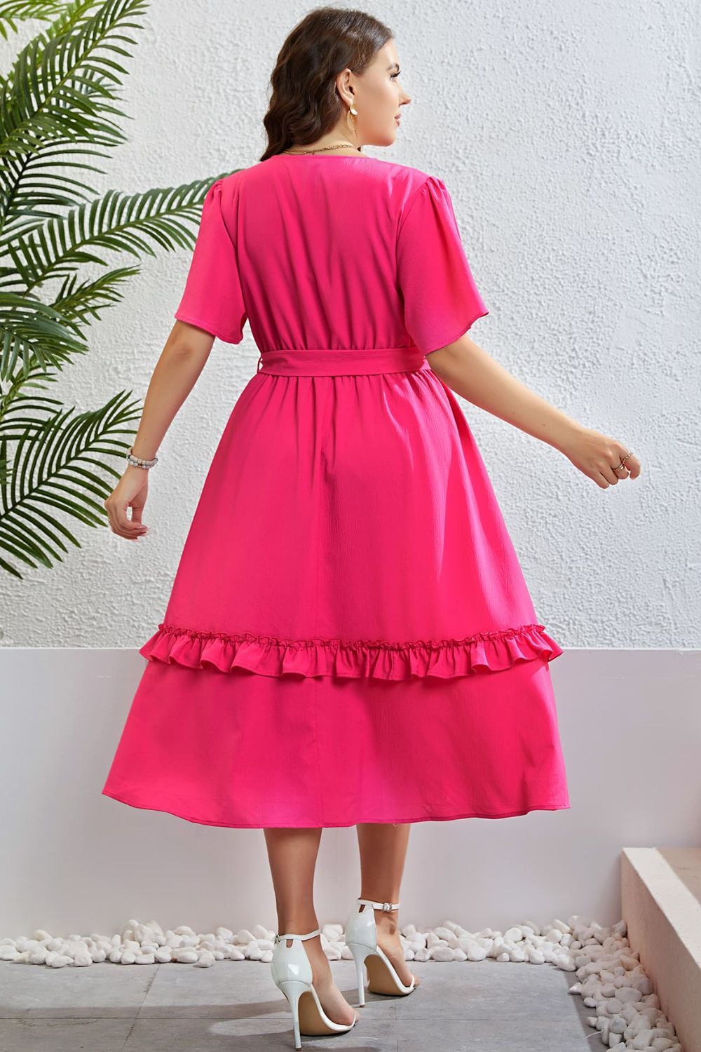 Vestido con mangas acampanadas y ribete de volantes con cinturón