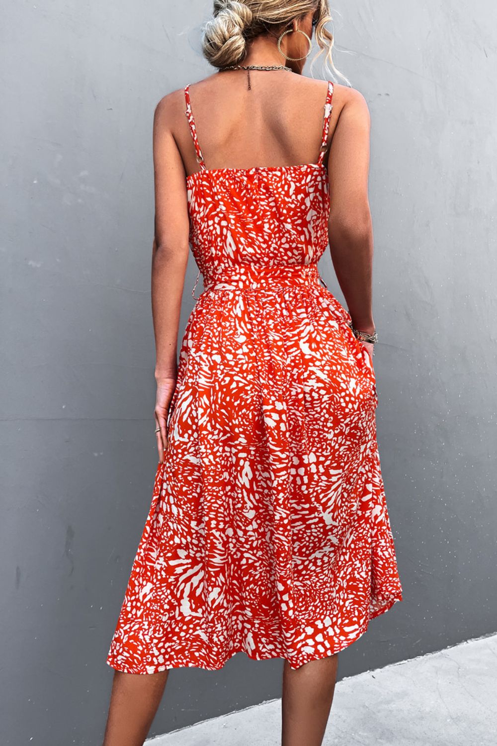 Vestido con cinturón y botones decorativos con tirantes finos estampados
