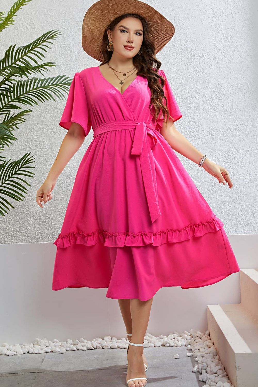 Vestido con mangas acampanadas y ribete de volantes con cinturón