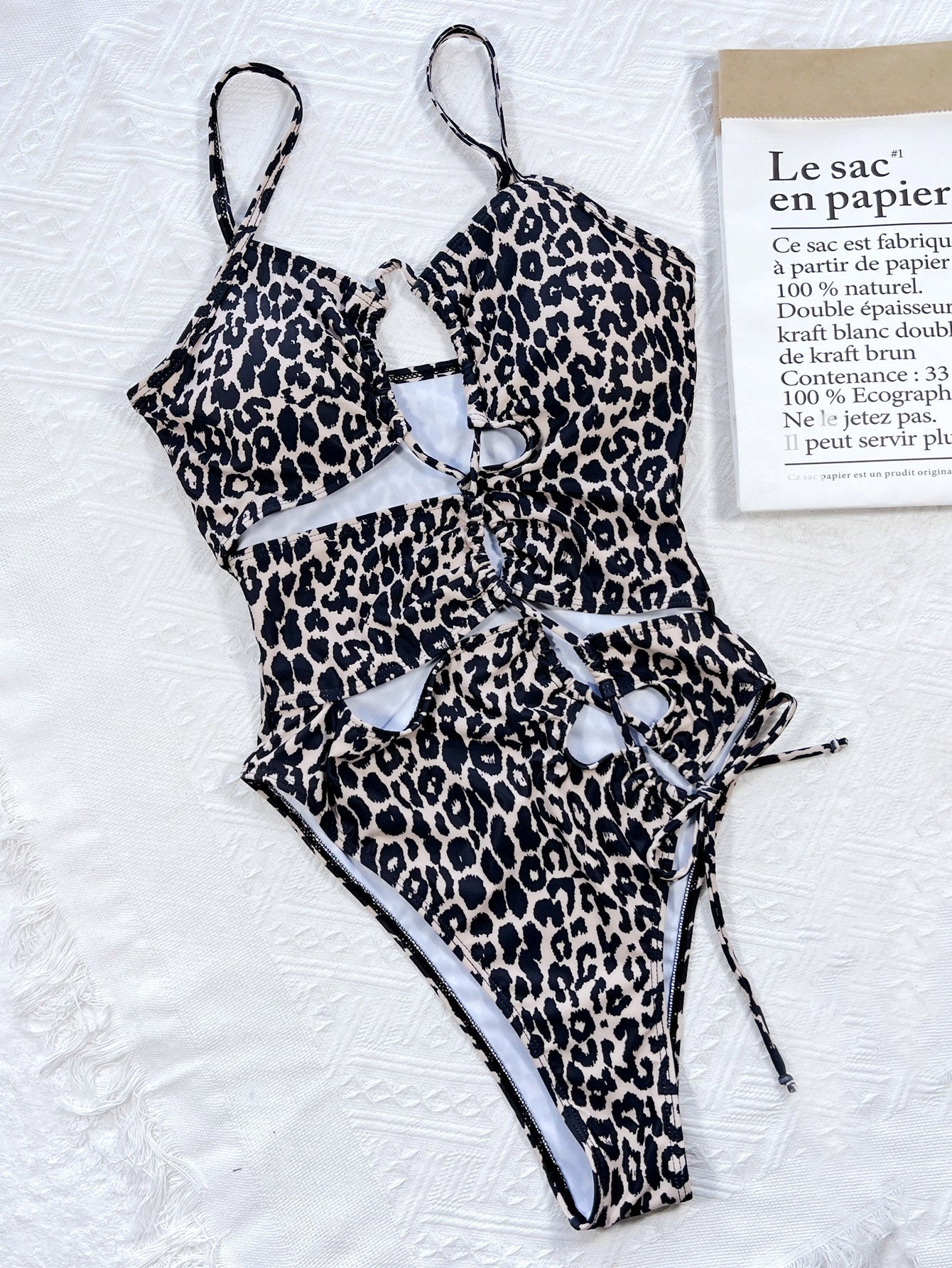 Traje de baño de una pieza con lazo y corte de leopardo
