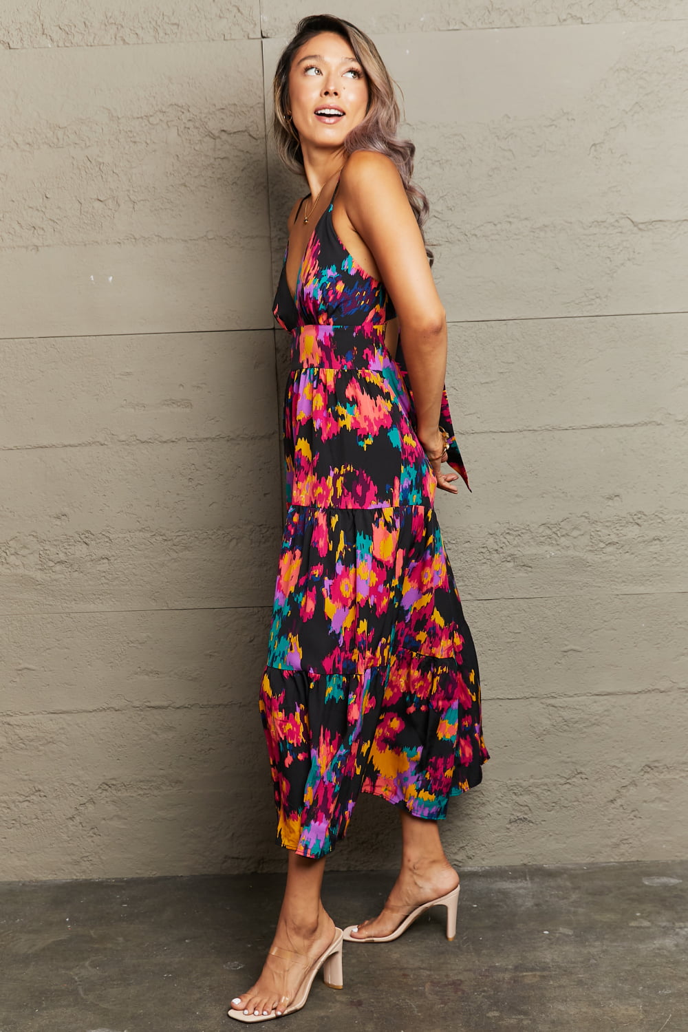 Vestido de compromiso con tirantes finos y aberturas en capas