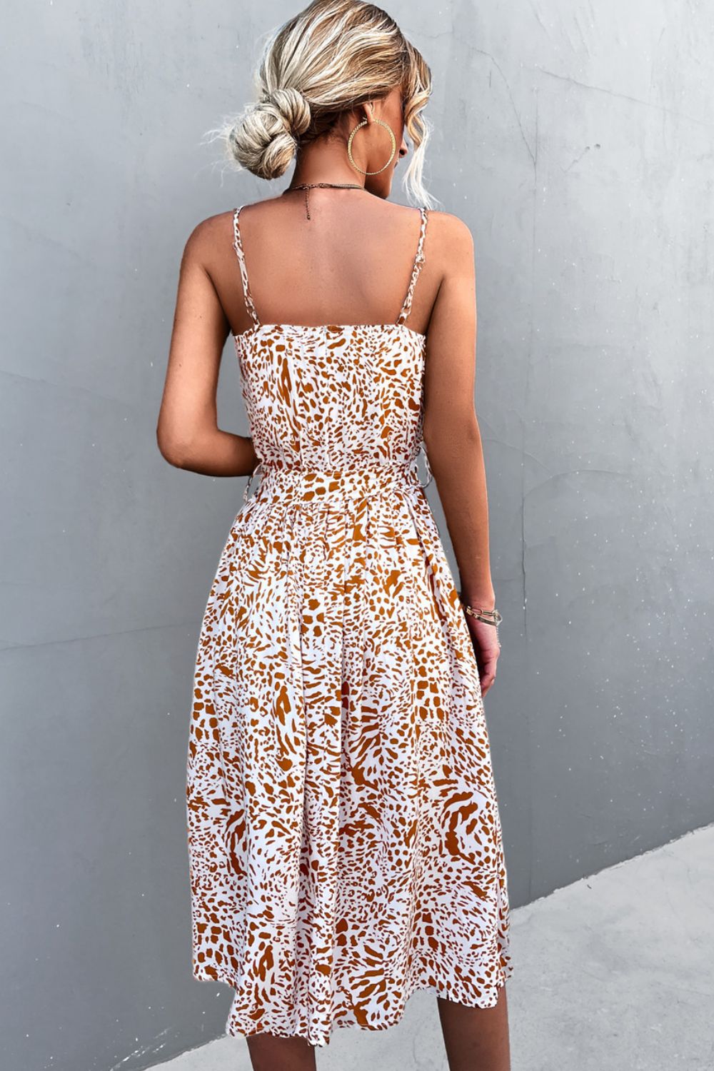 Vestido con cinturón y botones decorativos con tirantes finos estampados
