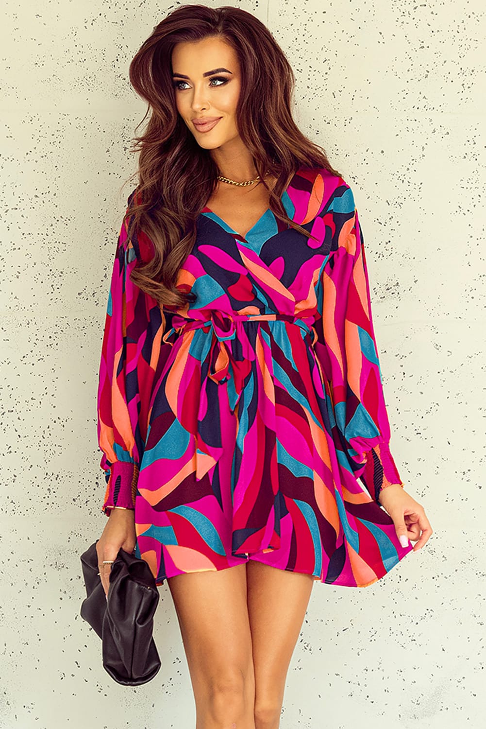 Vestido estampado con cuello cruzado y lazo en la cintura