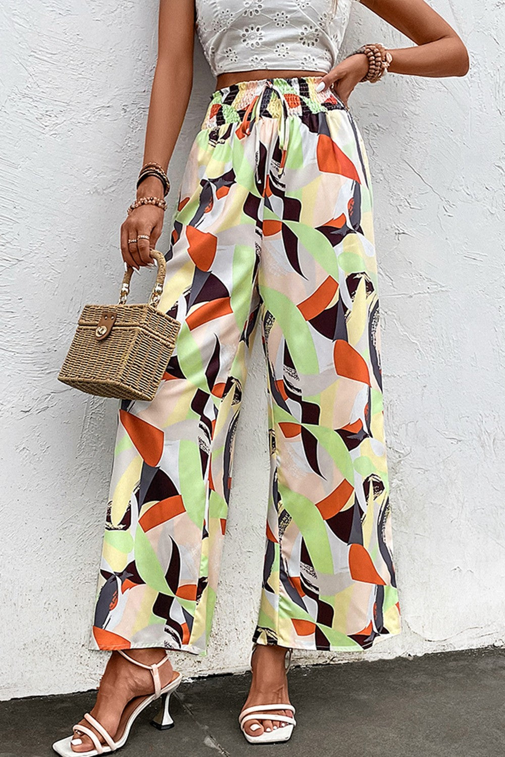 Pantalones anchos con cintura fruncida y estampados